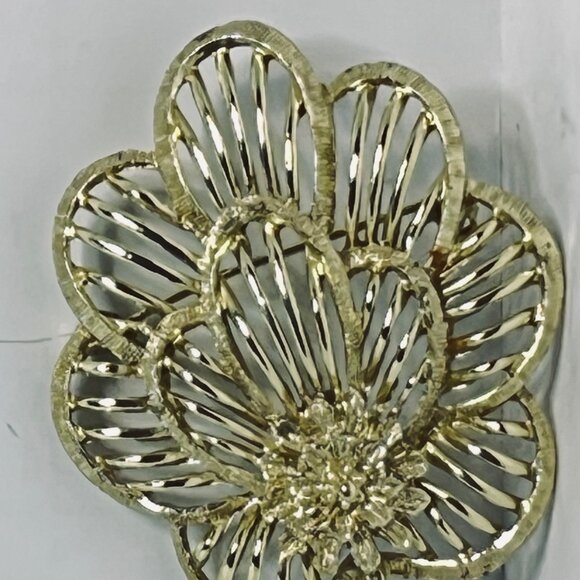 Vintage Textured Gold Tone Flower Brooch (5739) - Picture 3 of 6